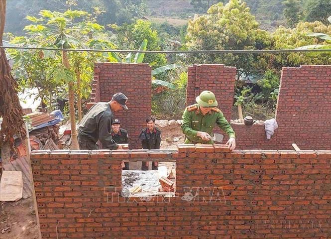 Cán bộ, chiến sỹ Khối Cảnh sát Quản lý hành chính về Trật tự xã hội Công an tỉnh Lai Châu làm nhà mới cho người dân tại bản Pa Pảng, xã Nậm Ban. Ảnh: Quý Trung - TTXVN