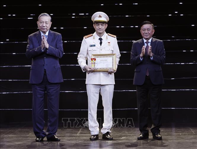 Tổng Bí thư Tô Lâm và đồng chí Trần Cẩm Tú, Uỷ viên Bộ Chính trị, Thường trực Ban Bí thư trao Giấy chứng nhận và biểu trưng cho các tập thể và cá nhân điển hình tiêu biểu. Ảnh: Thống Nhất – TTXVN