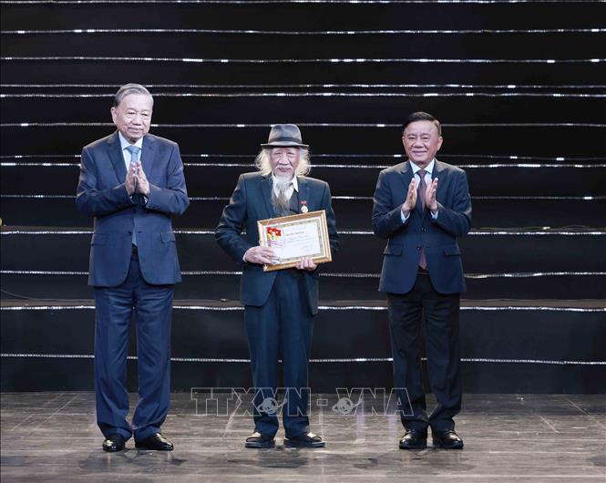 Tổng Bí thư Tô Lâm và đồng chí Trần Cẩm Tú, Uỷ viên Bộ Chính trị, Thường trực Ban Bí thư chúc mừng TS. Nguyễn Thái Tự, tỉnh Nghệ An. Ảnh: Phương Hoa - TTXVN