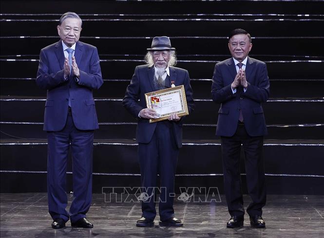 Tổng Bí thư Tô Lâm và đồng chí Trần Cẩm Tú, Uỷ viên Bộ Chính trị, Thường trực Ban Bí thư trao Giấy chứng nhận và biểu trưng cho các tập thể và cá nhân điển hình tiêu biểu. Ảnh: Thống Nhất – TTXVN