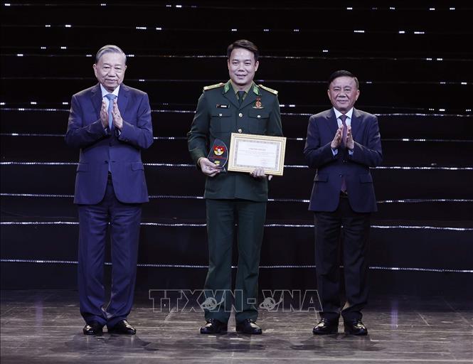 Tổng Bí thư Tô Lâm và đồng chí Trần Cẩm Tú, Uỷ viên Bộ Chính trị, Thường trực Ban Bí thư trao Giấy chứng nhận và biểu trưng cho các tập thể và cá nhân điển hình tiêu biểu. Ảnh: Thống Nhất – TTXVN