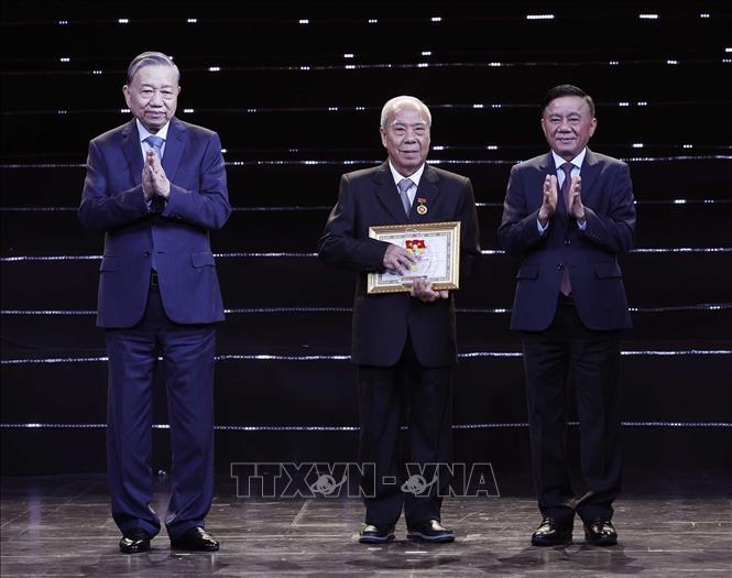 Tổng Bí thư Tô Lâm và đồng chí Trần Cẩm Tú, Uỷ viên Bộ Chính trị, Thường trực Ban Bí thư trao Giấy chứng nhận và biểu trưng cho các tập thể và cá nhân điển hình tiêu biểu. Ảnh: Thống Nhất – TTXVN