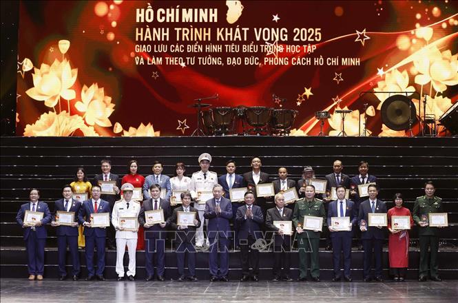 Tổng Bí thư Tô Lâm và đồng chí Trần Cẩm Tú, Uỷ viên Bộ Chính trị, Thường trực Ban Bí thư trao Giấy chứng nhận và biểu trưng và cho các điển hình tiêu biểu. Ảnh: Thống Nhất – TTXVN