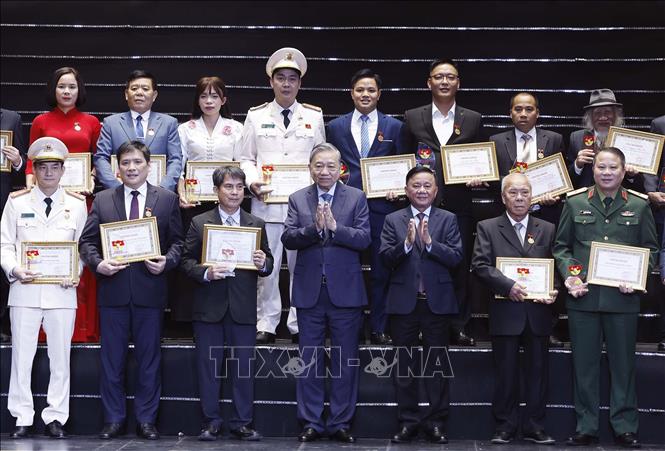 Tổng Bí thư Tô Lâm và đồng chí Trần Cẩm Tú, Uỷ viên Bộ Chính trị, Thường trực Ban Bí thư trao Giấy chứng nhận và biểu trưng và cho các điển hình tiêu biểu. Ảnh: Thống Nhất – TTXVN