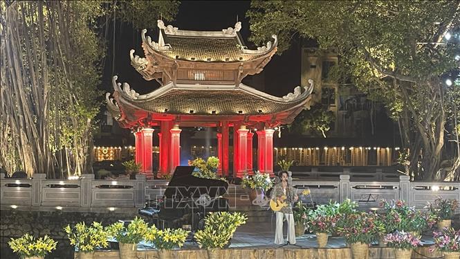 Tiết mục biểu diễn của nghệ sĩ Thanh Thụy. Ảnh: Tuyết Mai - TTXVN