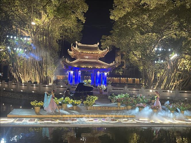 Tiết mục độc tấu của nghệ sĩ Phó An My. Ảnh: Tuyết Mai - TTXVN 