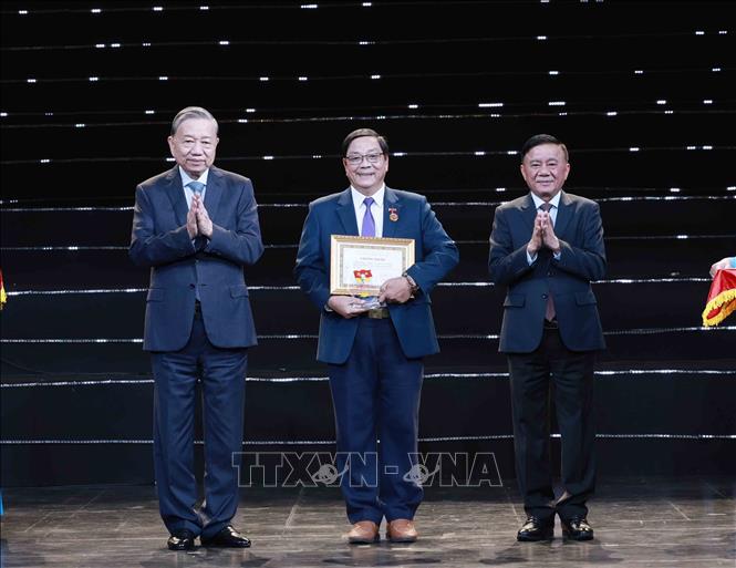 Tổng Bí thư Tô Lâm và đồng chí Trần Cẩm Tú, Uỷ viên Bộ Chính trị, Thường trực Ban Bí thư chúc mừng Phòng khám bệnh viện Yersin, tỉnh Khánh Hoà. Ảnh: Phương Hoa - TTXVN