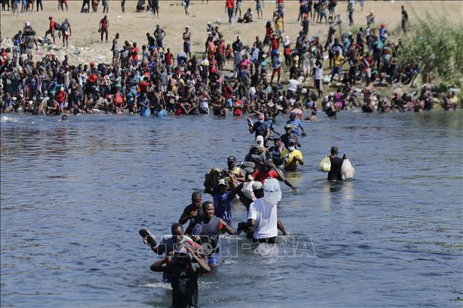 Người di cư từ Ciudad Acuna, Mexico, vượt sông Rio Bravo để tới Mỹ. Ảnh: THX/TTXVN 