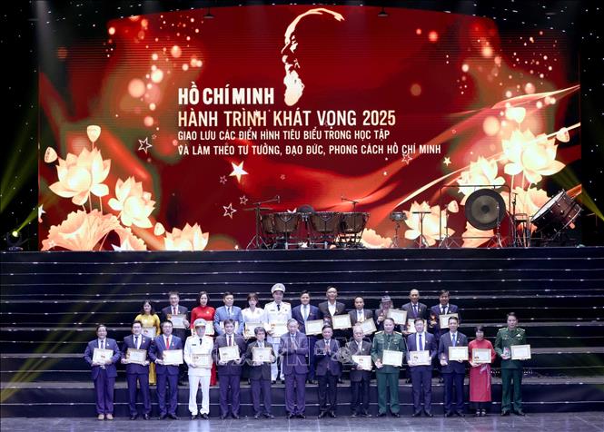 Party General Secretary To Lam presents the certificates of merit to outstanding collectives and individuals nationwide for exemplary achievements in studying and following President Ho Chi Minh’s thought, morality and style in 2025. VNA Photo