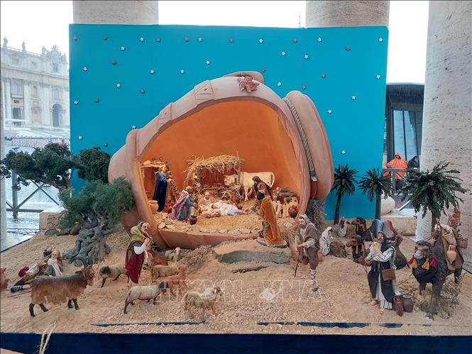 Một hang đá Giáng sinh được trưng bày. Ảnh Dương Hoa - PV TTXVN tại Rome
