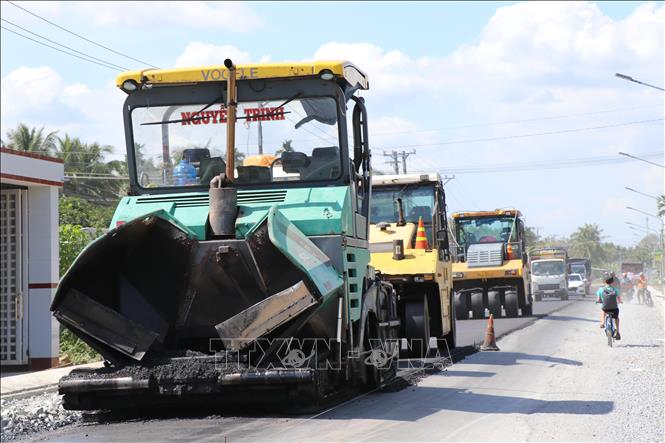 Công trình nâng cấp tỉnh lộ 911 (khu vực xã Tân An, tỉnh Vĩnh Long) tăng cường nhiều phương tiện thi công để đẩy nhanh tiến độ. Ảnh: Thanh Hòa - TTXVN