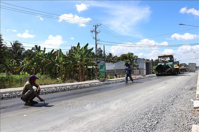 Công trình nâng cấp tỉnh lộ 911 (khu vực xã Tân An, tỉnh Vĩnh Long) tăng cường nhiều phương tiện thi công để đẩy nhanh tiến độ. Ảnh: Thanh Hòa - TTXVN