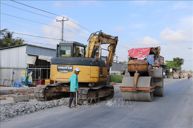 Công trình nâng cấp tỉnh lộ 911 (khu vực xã Tân An, tỉnh Vĩnh Long) tăng cường nhiều phương tiện thi công để đẩy nhanh tiến độ. Ảnh: Thanh Hòa - TTXVN
