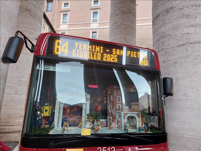 Hang đá Giáng sinh đặc biệt được trưng bày trên xe buýt tại triển lãm. Ảnh: Dương Hoa - PV TTXVN tại Rome