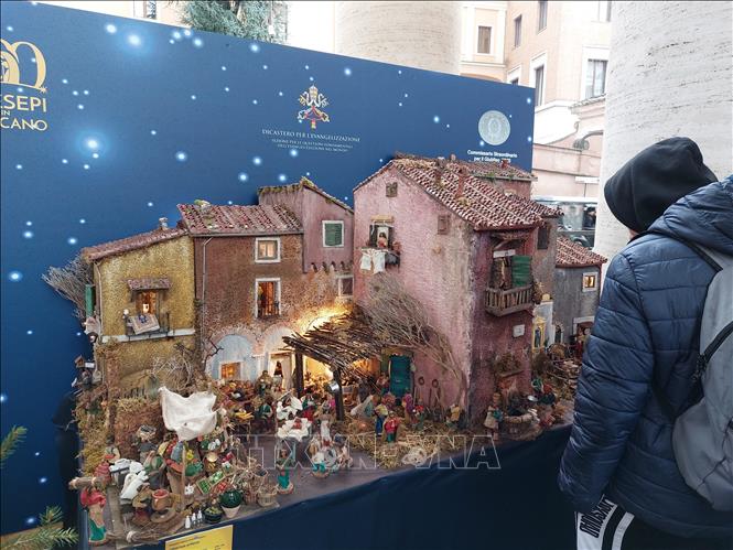 Các du khách say mê với những hang đá Giáng sinh. Ảnh: Dương Hoa - PV TTXVN tại Rome