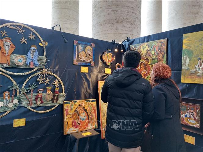 Các du khách say mê với những hang đá Giáng sinh. Ảnh: Dương Hoa - PV TTXVN tại Rome