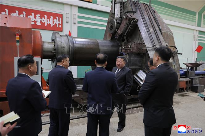Nhà lãnh đạo Triều Tiên Kim Jong Un thị sát doanh nghiệp thuộc ngành công nghiệp vũ khí. Ảnh: KCNA/TTXVN