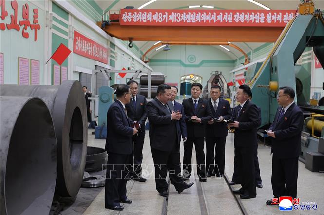 Nhà lãnh đạo Triều Tiên Kim Jong Un thị sát doanh nghiệp thuộc ngành công nghiệp vũ khí. Ảnh: KCNA/TTXVN