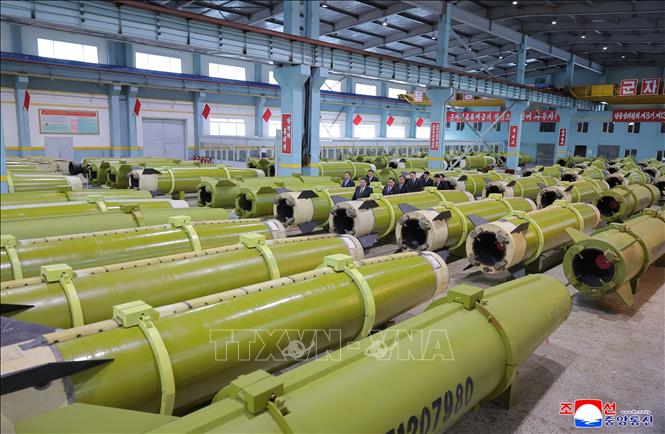 Nhà lãnh đạo Triều Tiên Kim Jong Un thị sát doanh nghiệp thuộc ngành công nghiệp vũ khí. Ảnh: KCNA/TTXVN