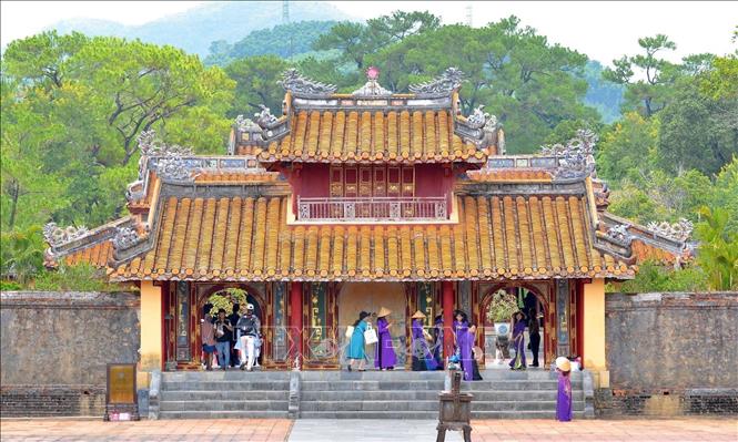 Du khách tham quan địa điểm du lịch tại thành phố Huế. Ảnh: Hải Âu - TTXVN