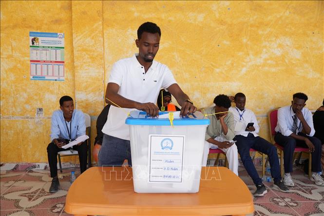 Cử tri bỏ phiếu trong cuộc bầu cử địa phương tại điểm bầu cử ở Mogadishu, Somalia, ngày 25/12/2025. Ảnh: THX/TTXVN