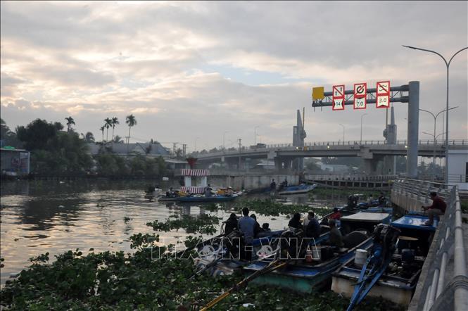 Cống - âu thuyền Vàm Bà Lịch được vận hành phù hợp, bảo đảm hiệu quả phòng, chống hạn mặn và an toàn sản xuất người dân. Ảnh: TTXVN phát