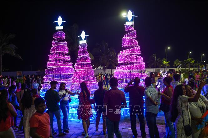Không khí đón Giáng sinh 2025 rộn ràng tại nhiều quốc gia trên thế giới. Đường phố, khu vui chơi, các trung tâm văn hóa và thương mại được trang hoàng bằng nhiều loại đèn và đồ trang trí lung linh, rực rỡ sắc màu. Trong ảnh: Không khí đón Giáng sinh tại Colombo, Sri Lanka. Ảnh: THX/TTXVN 