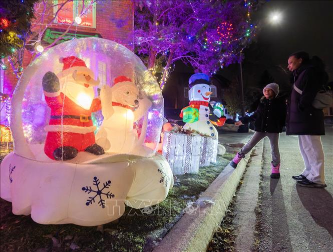 Không khí đón Giáng sinh 2025 rộn ràng tại nhiều quốc gia trên thế giới. Đường phố, khu vui chơi, các trung tâm văn hóa và thương mại được trang hoàng bằng nhiều loại đèn và đồ trang trí lung linh, rực rỡ sắc màu. Trong ảnh: Trang hoàng đón Giáng sinh tại Ontario, Canada. Ảnh: THX/TTXVN 