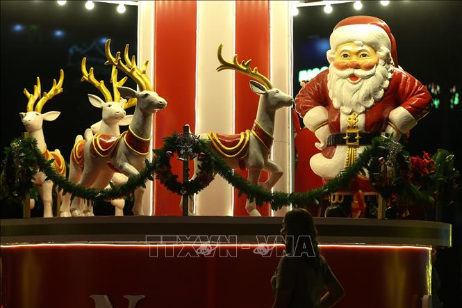 Không khí đón Giáng sinh 2025 rộn ràng tại nhiều quốc gia trên thế giới. Đường phố, khu vui chơi, các trung tâm văn hóa và thương mại được trang hoàng bằng nhiều loại đèn và đồ trang trí lung linh, rực rỡ sắc màu. Trong ảnh: Trang hoàng đón Giáng sinh tại Yangon, Myanmar. Ảnh: THX/TTXVN 