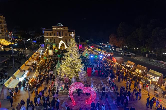 Không khí đón Giáng sinh 2025 rộn ràng tại nhiều quốc gia trên thế giới. Đường phố, khu vui chơi, các trung tâm văn hóa và thương mại được trang hoàng bằng nhiều loại đèn và đồ trang trí lung linh, rực rỡ sắc màu. Trong ảnh: Không khí đón Giáng sinh tại Tripoli, Hy Lạp. Ảnh: THX/TTXVN 
