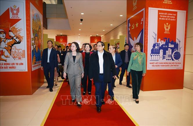 Thủ tướng Phạm Minh Chính kiểm tra khu trưng bày ảnh về phong trào thi đua yêu nước qua các thời kỳ do Thông tấn xã Việt Nam thực hiện. Ảnh: Dương Giang-TTXVN
