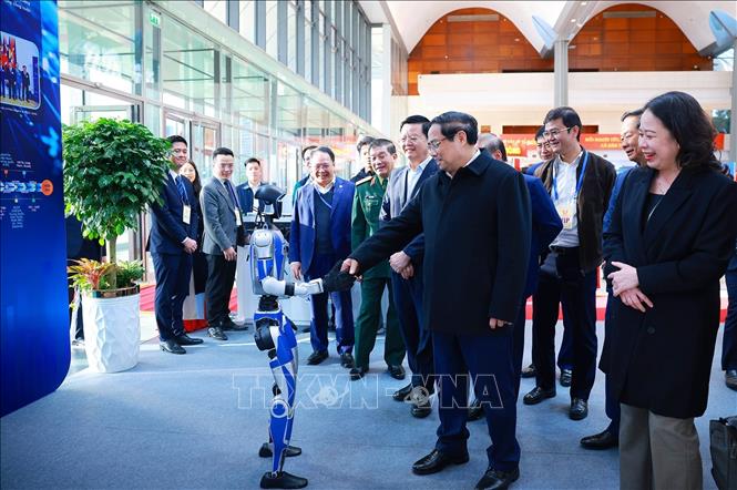 Thủ tướng Phạm Minh Chính kiểm tra khu trung bày các sản phẩm khoa học công nghệ. Ảnh: Dương Giang-TTXVN
