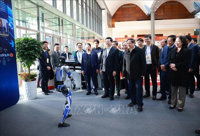 Thủ tướng Phạm Minh Chính kiểm tra khu trung bày các sản phẩm khoa học công nghệ. Ảnh: Dương Giang-TTXVN