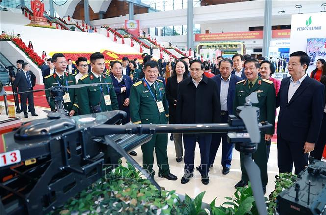 Thủ tướng Phạm Minh Chính kiểm tra khu trưng bày khí tài quân sự. Ảnh: Dương Giang-TTXVN