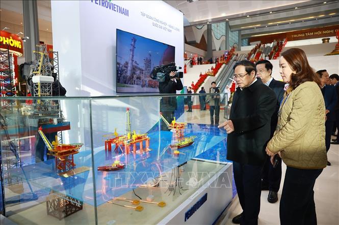 Thủ tướng Phạm Minh Chính kiểm tra khu trưng bày các sản phẩm tiêu biểu. Ảnh: Dương Giang-TTXVN