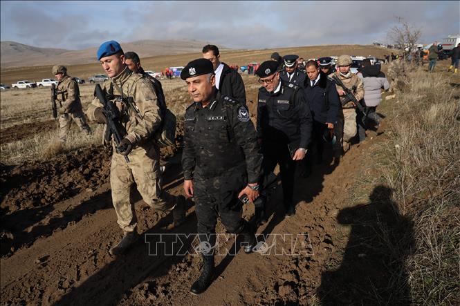 Giới chức Libya và Thổ Nhĩ Kỳ thông báo tối 23/12/2025, Tổng Tham mưu trưởng quân đội Libya Mohammed al-Haddad và 4 quan chức quân sự khác đã thiệt mạng khi máy bay phản lực tư nhân chở các quan chức này gặp nạn ở phía Nam thủ đô Ankara của Thổ Nhĩ Kỳ. Trong ảnh: Phái đoàn quân sự của Libya tới hiện trường vụ việc. Ảnh: THX/TTXVN