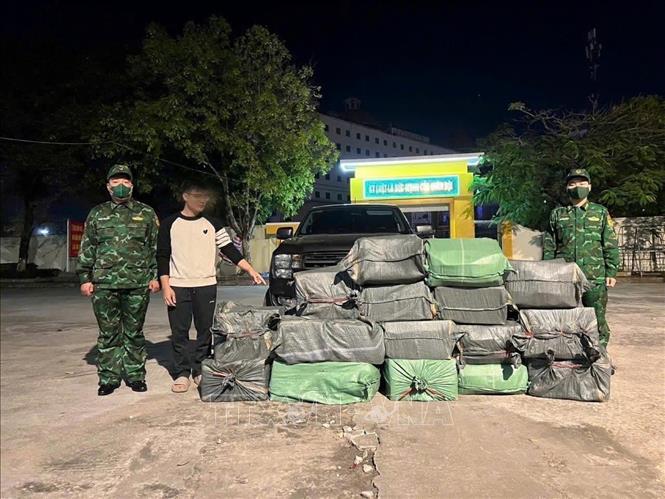 Phương tiện và tang vật do cảnh sát đặc nhiệm Phòng chống ma túy và tội phạm miền Bắc, Hải quan cửa khẩu Quốc tế Móng Cái và Đội Kiểm soát Hải quan Quảng Ninh phát hiện, bắt giữ. Ảnh: TTXVN phát