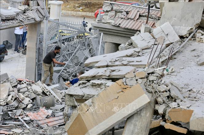 Theo truyền thông Liban và quân đội Israel, ngày 24/12/2025, các máy bay chiến đấu của Israel đã thực hiện một loạt cuộc không kích nhắm mục tiêu vào nhiều khu vực ở miền Nam Liban mà nước này cho là có liên quan tới lực lượng Hezbollah. Trong ảnh: Ngôi nhà bị phá hủy sau cuộc không kích của Israel xuống Tayr Debba, Liban. Ảnh: THX/TTXVN