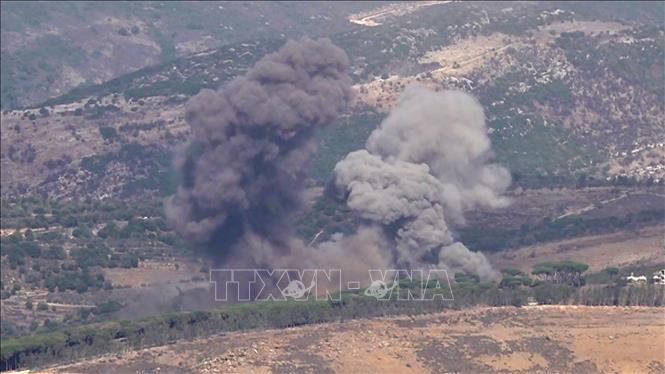 Theo truyền thông Liban và quân đội Israel, ngày 24/12/2025, các máy bay chiến đấu của Israel đã thực hiện một loạt cuộc không kích nhắm mục tiêu vào nhiều khu vực ở miền Nam Liban mà nước này cho là có liên quan tới lực lượng Hezbollah. Trong ảnh: Khói bốc lên từ ngoại ô Nabatieh, miền Nam Liban sau cuộc không kích của Israel. Ảnh: THX/TTXVN