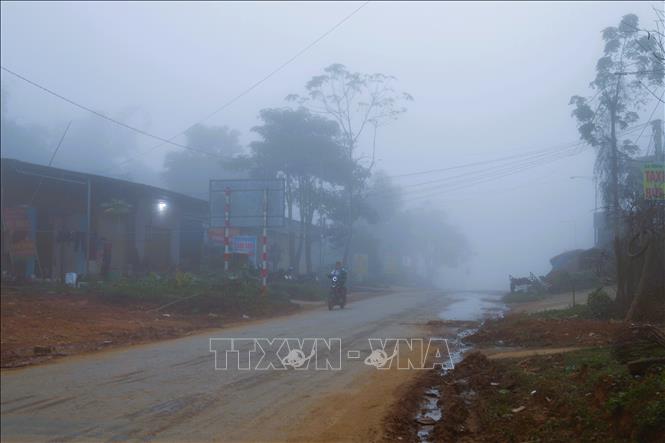Do sương mù đậm đặc, việc lưu thông của các phương tiện trên quốc lộ 16 qua nhiều địa bàn miền núi của tỉnh Nghệ An hết sức khó khăn. Ảnh: Xuân Tiến - TTXVN 