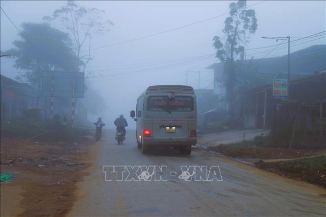 Xe khách di chuyển trên quốc lộ 16 qua địa bàn xã Tri Lễ (tỉnh Nghệ An) phải liên tục dùng còi, bật đèn chiếu sáng, đèn tín hiệu để cảnh báo do sương mù hạn chế tầm nhìn. Ảnh: Xuân Tiến - TTXVN 