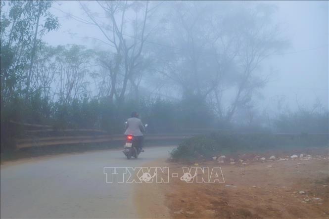 Đường tỉnh lộ trên địa bàn nhiều xã miền núi Nghệ An bị sương mù che phủ đậm đặc khiến việc tham gia giao thông của người dân gặp nhiều khó khăn. Ảnh: Xuân Tiến-TTXVN 