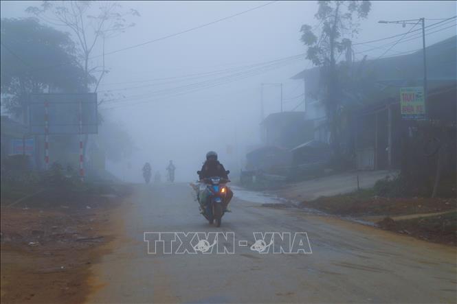 Nhiều tuyến đường trên địa bàn nhiều xã miền núi Nghệ An bị sương mù che phủ đậm đặc khiến việc tham gia giao thông của người dân gặp nhiều khó khăn. Ảnh: Xuân Tiến-TTXVN