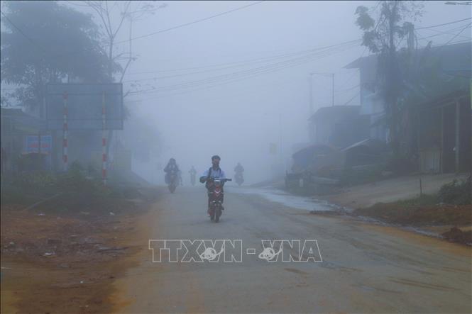 Nhiều tuyến đường trên địa bàn các xã miền núi Nghệ An bị sương mù che phủ đậm đặc khiến việc tham gia giao thông của người dân gặp nhiều khó khăn. Ảnh: Xuân Tiến-TTXVN 