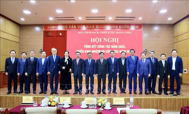 Đồng chí Trần Cẩm Tú, Uỷ viên Bộ Chính trị, Thường trực Ban Bí thư cùng các đồng chí dự hội nghị. Ảnh: Phương Hoa – TTXVN