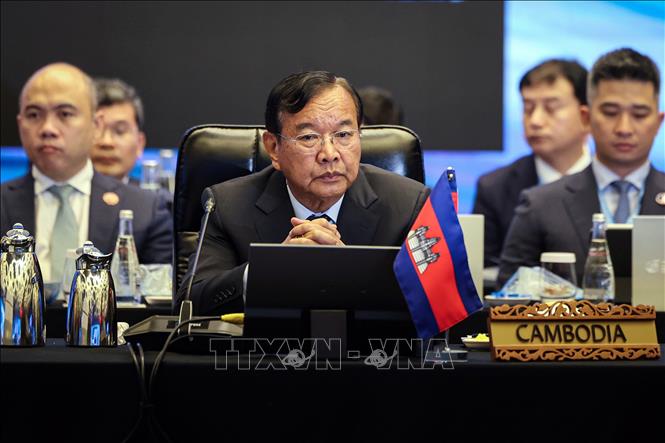 Ngày 22/12/2025, tại Hội nghị đặc biệt Bộ trưởng Ngoại giao Hiệp hội các quốc gia Đông Nam Á (ASEAN) ở Kuala Lumpur, nước Chủ tịch Malaysia đã nhấn mạnh tầm quan trọng của việc duy trì hòa bình khu vực, đồng thời kêu gọi Campuchia và Thái Lan thực hiện đầy đủ các thỏa thuận đã ký kết nhằm chấm dứt căng thẳng kéo dài tại khu vực biên giới. Trong ảnh: Phó Thủ tướng, Ngoại trưởng Campuchia Prak Sokhonn tại hội nghị. Ảnh: THX/TTXVN