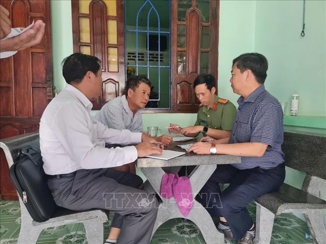 Đại diện Chi cục Thủy sản và Kiểm ngư, chính quyền địa phường xã Long Hải đến từng nhà người dân hỗ trợ làm thủ tục giấy tờ cho tàu cá không đủ điều kiện. Ảnh: Hoàng Nhị - TTXVN