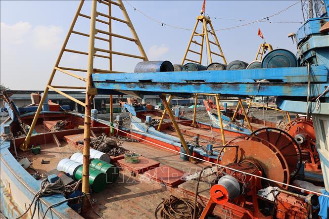 Tàu cá không đủ điều kiện neo đậu tại cảng cá Cát Lở đã được lực lượng chức năng thu giữ hết ngư lưới cụ không cho ra khơi xuất bến. Ảnh: Hoàng Nhị - TTXVN