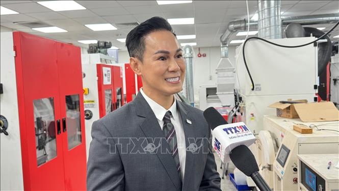 Phó Giáo sư, Tiến sỹ Dương Minh Hải, Đại học Quốc gia Singapore, trao đổi với PV TTXVN tại Singapore. Ảnh: Ngọc Khương - PV TTXVN tại Singapore