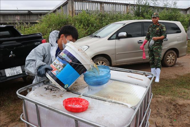 Lực lượng quân đội thu gom dầu tràn ra môi trường. Ảnh: Phạm Cường-TTXVN